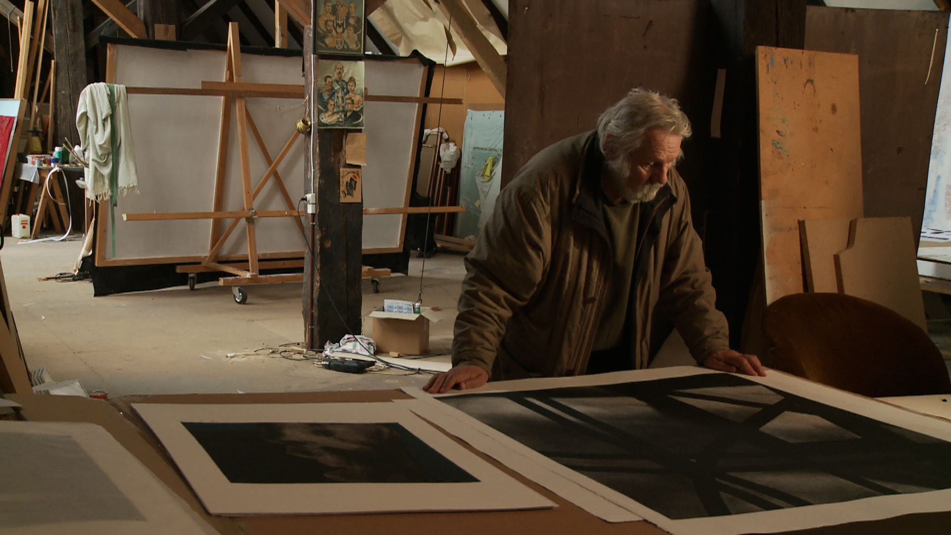 Egbert Moehsnang vor den Grossformatigen Drucken